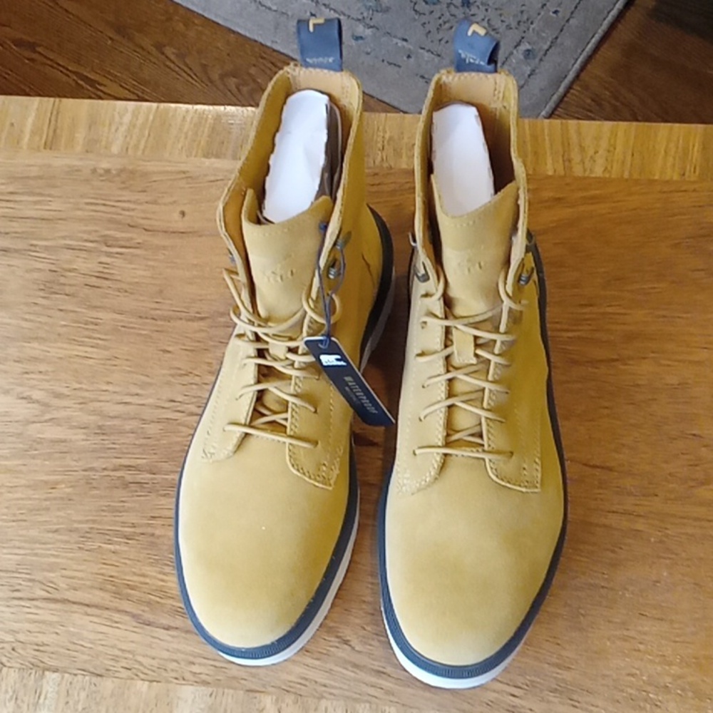 Sorel women's boots-NEW
